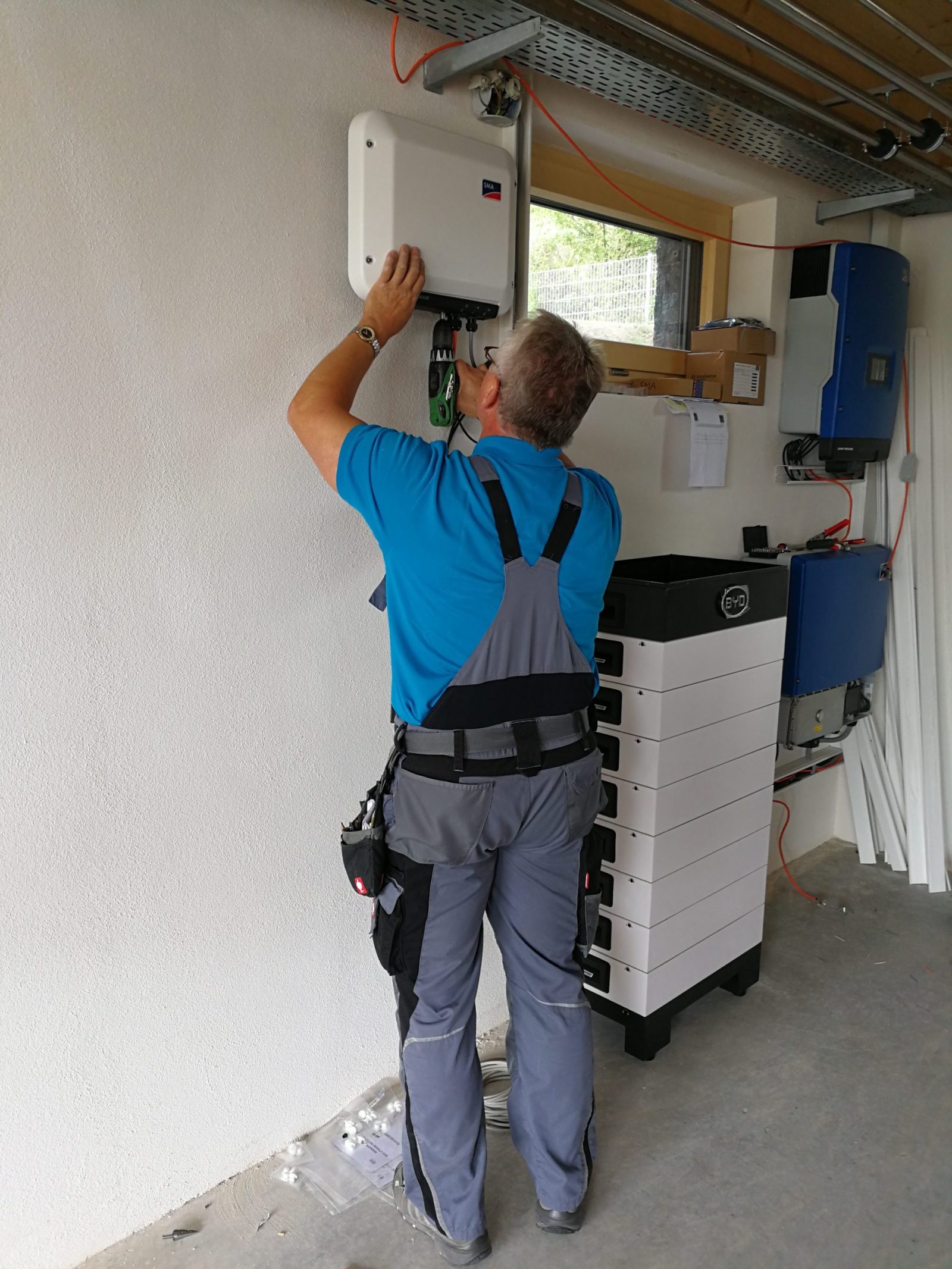 Die Battery-Box HV von BYD lässt sich dank patentiertem Stecksystem besonders einfach installieren