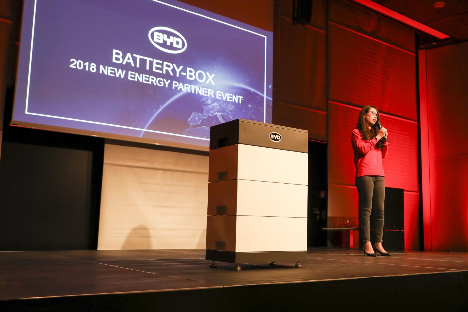 Julia Chen stellt die neue Battery-Box LV von BYD vor