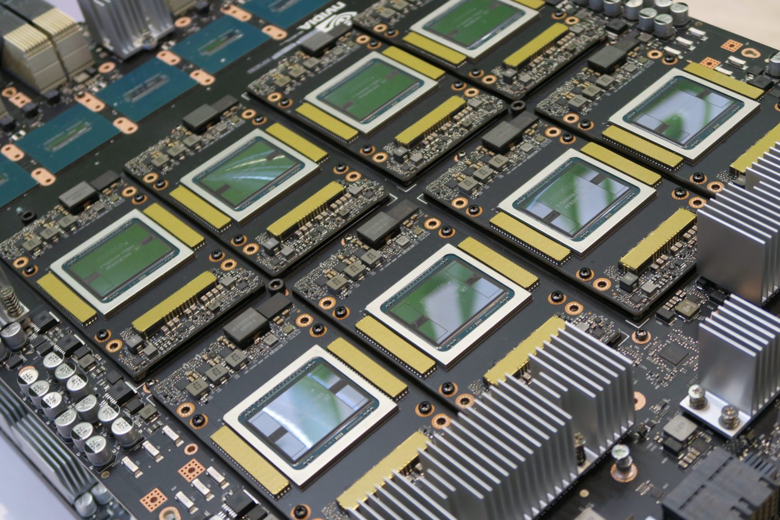 NVIDIA-HGX2 Cloud-Server-Plattform