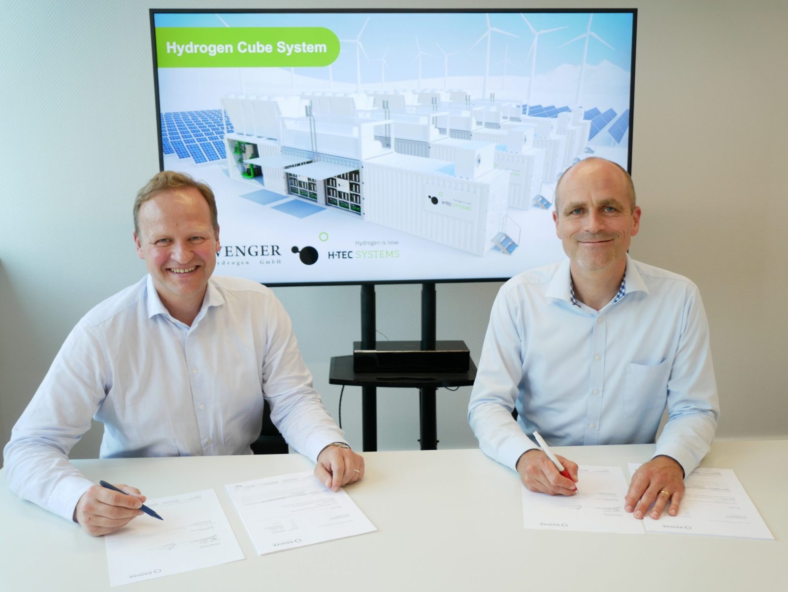 Frank Zimmerman, CFO H-TEC SYSTEMS, und Dr. David Wenger, CEO Wenger Hydrogen GmbH, bei der Vertragsunterzeichnung.