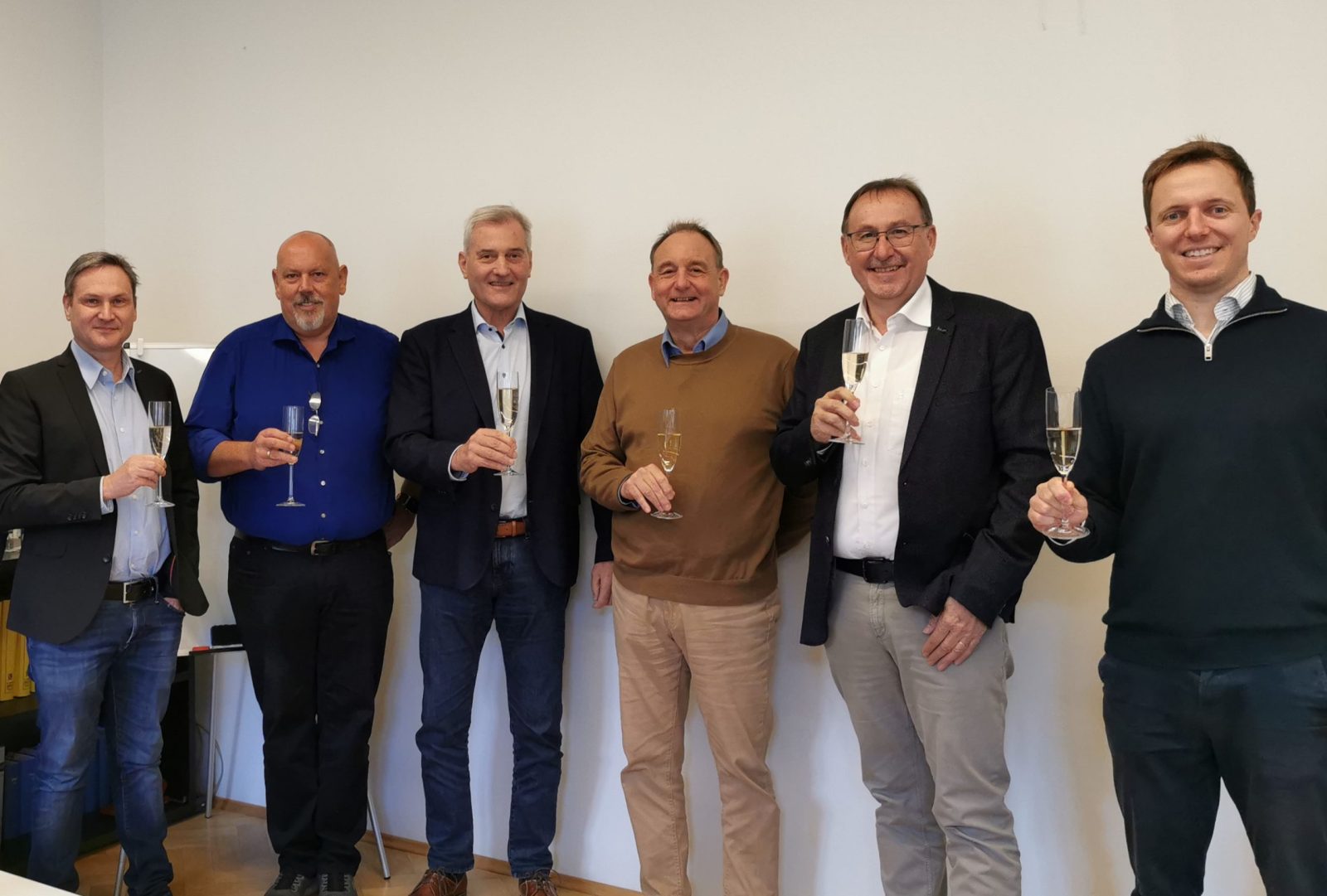 Von Links nach rechts: Andreas Hairer, Mitgesellschafter und Produktmanagement DM; Jens Hobbie, Mitgesellschafter und Mitglied der Geschäftsleitung bei DM; Manfred Terzer, CEO Kendox AG; Harald Klingelhöller, Mitgesellschafter und Geschäftsführer DM (wird ausscheiden); Werner Haltner, CTO Kendox AG; Philipp Urbach, Head of DACH Pride Capital Partners.