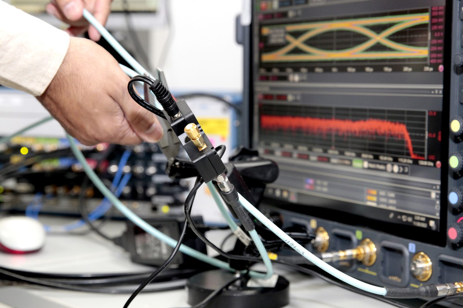Einrichtung einer MIPI A-PHY Rx Teststation mit Testautomatisierungssoftware ValiFrame, Oszilloskop von Keysight und Arbitrary Wave Generator